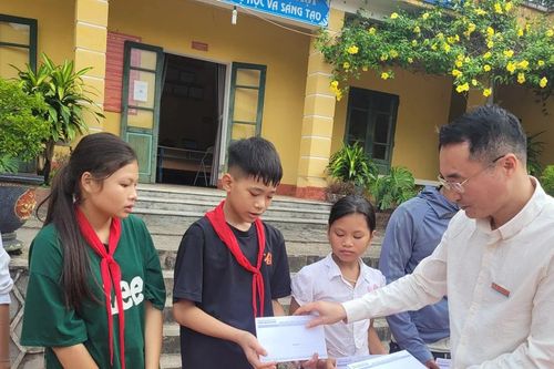 Báo SGGP trao hỗ trợ của bạn đọc đến các trường học ở Lào Cai, Yên Bái
