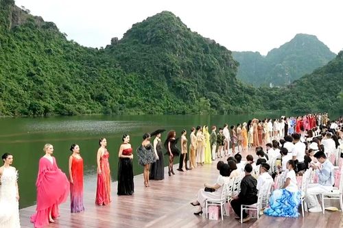 Thời trang Việt ấn tượng giữa lòng di sản thế giới Tràng An