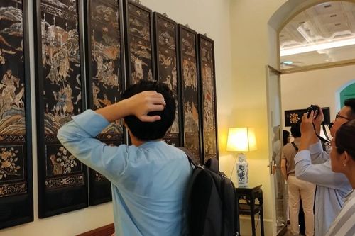 Người dân đội mưa tham quan Dinh thự Pháp