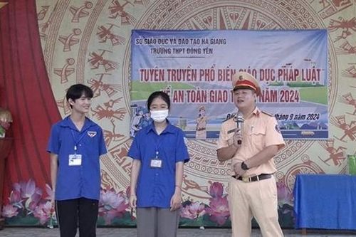 CSGT Hà Giang: Xây dựng văn hóa giao thông cho hơn 800 em học sinh tại trường THPT Đồng Yên