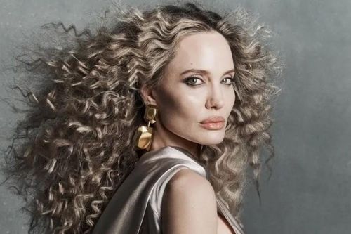 Minh tinh Angelina Jolie tạo hình sắc lạnh, lạ lẫm với kiểu tóc xoăn disco thập niên 1980