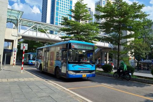 Người dân dễ dàng sử dụng vé xe buýt ảo chạm để thanh toán, không cần Internet