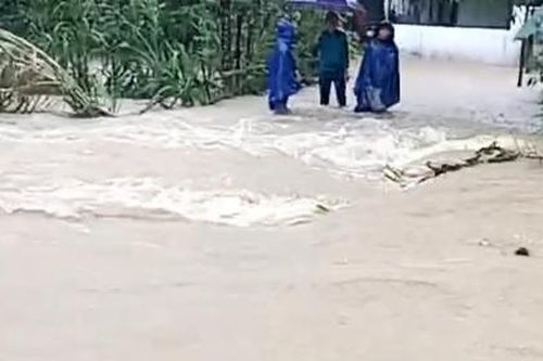 3 mẹ con bị lũ cuốn khi qua cầu tràn ở Nghệ An