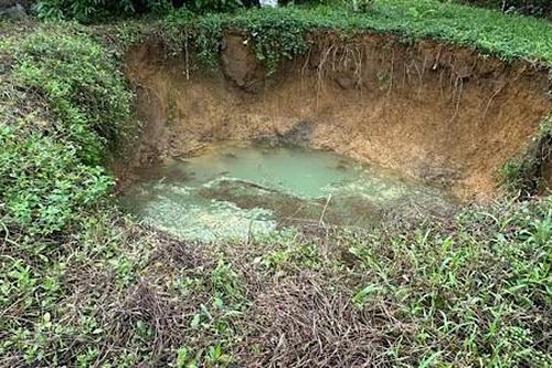 Xuất hiện 2 hố sụt lún gần nhà dân sau đợt mưa lớn ở Quảng Bình