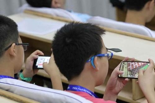 Học sinh sử dụng điện thoại di động khi đến lớp: Lợi bất cập hại