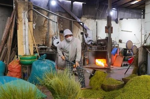 Cốm Mễ Trì đỏ lửa, rộn ràng nhịp chày giã cốm vào vụ mới