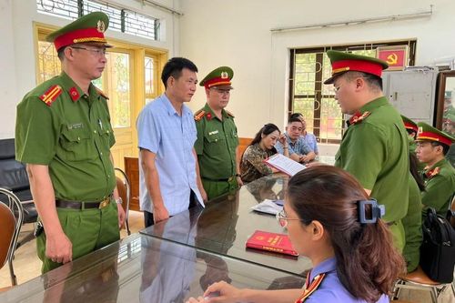 Khởi tố nguyên Phó Chủ tịch xã lập khống hồ sơ cấp 'sổ đỏ' cho vợ