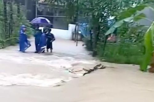 Chở con đi học về, 3 mẹ con bị lũ cuốn trôi