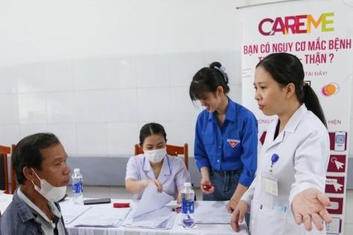 Thầy thuốc trẻ khám sàng lọc bệnh tim mạch, thận cho người dân Đà Nẵng