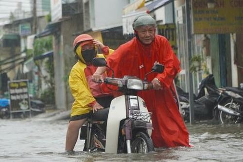 Mưa dai dẳng ở TPHCM khiến đường ngập sâu, xe chết máy hàng loạt