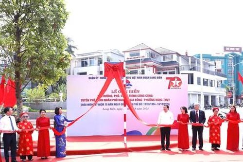 Gắn biển tên 8 tuyến đường, công trình tại quận Long Biên