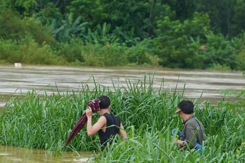 Người dân đổ xô ra ven bờ sông bắt dế mùa lũ