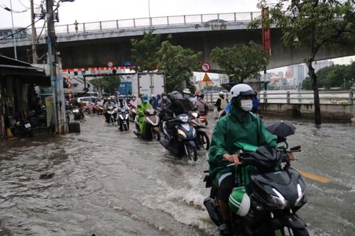 Triều cường đạt đỉnh, nhiều tuyến đường ở TP. Hồ Chí Minh bị ngập
