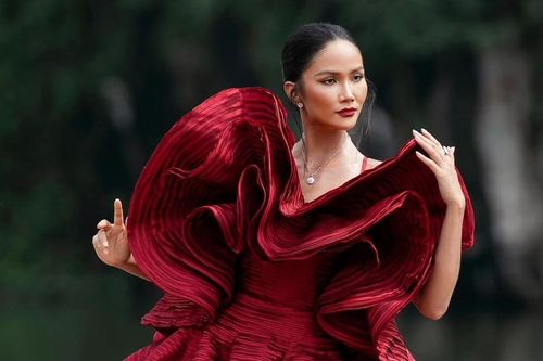 Miss Cosmo 2024: Lạ mắt ngắm H'hen Niê, Ngọc Châu diễn trên mặt nước