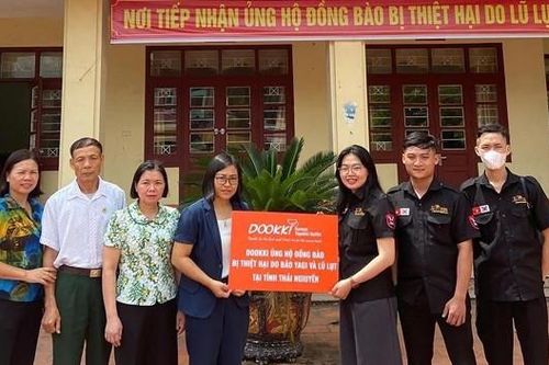 Chuyến xe nhân ái Dookki mang hàng nghìn phần quà đén vùng lũ miền Bắc