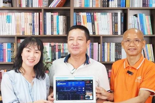 NSƯT Chí Trung livestream bán sách ủng hộ đồng bào vùng lũ
