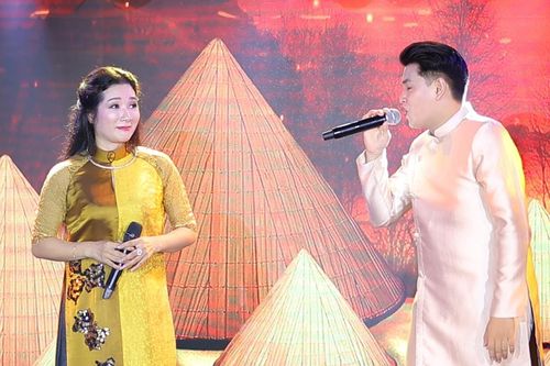 Thanh Thanh Hiền e ấp song ca bên Á quân Vũ Minh Hiếu