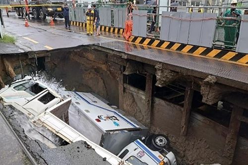 'Hố tử thần' bất ngờ xuất hiện sau mưa lớn, nuốt chửng xe tải ở Hàn Quốc