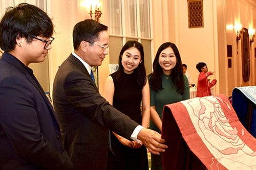 Họa sĩ nhí Xèo Chu triển lãm tranh kết hợp nghệ nhân làng nghề tại Canada