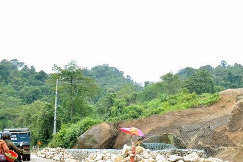 Kè đá chống sạt lở trên tuyến Quốc lộ 16