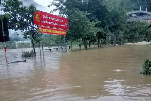 Nhiều bản làng ở huyện vùng cao Tương Dương bị cô lập