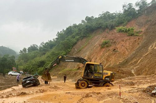 Nhiều điểm sạt lở nghiêm trọng tại miền Tây Nghệ An