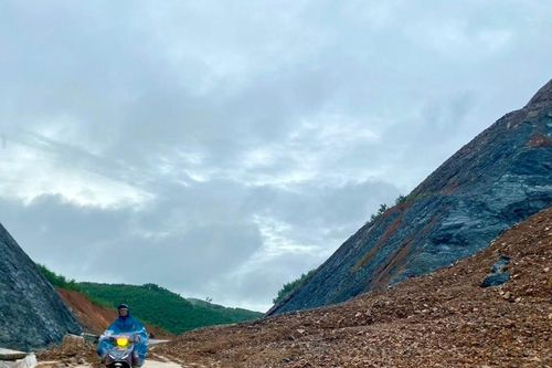 Quốc lộ 7C sạt lở nghiêm trọng, các phương tiện vẫn bất chấp lưu thông