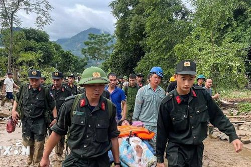 Công an nhân dân luôn có mặt trên tuyến đầu, giúp dân trong bão lũ