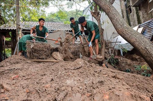 Xúc động hình ảnh 'Bộ đội Cụ Hồ' giúp dân khắc phục hậu quả bão lũ