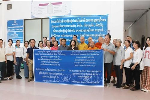 Cộng đồng người Việt Nam tại Lào ủng hộ người dân Luang Namtha khắc phục hậu quả thiên tai