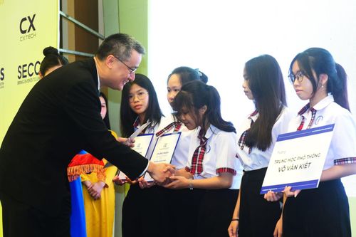 Trao 201 suất học bổng cho học sinh có thành tích học giỏi vượt khó