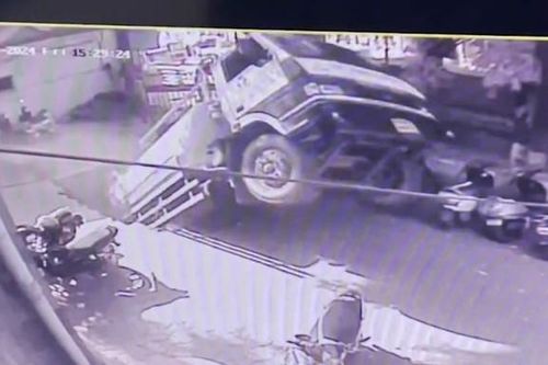 Clip: 'Hố tử thần' bất ngờ nuốt chửng xe tải, lái xe thoát nạn