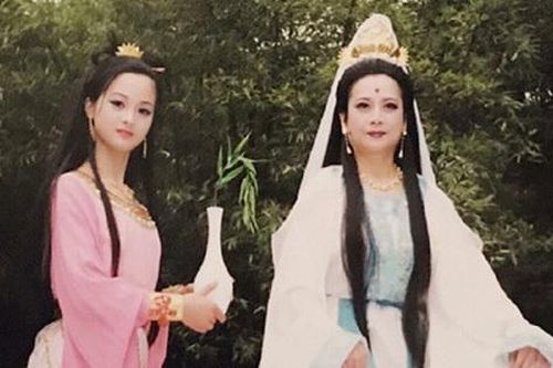 Thân thế thực sự của thị nữ cầm Ngọc Tịnh Bình kề bên Bồ Tát là ai?