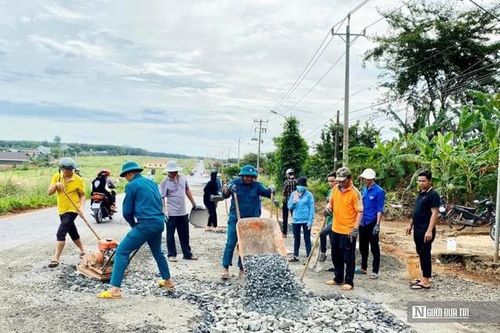 Cận cảnh tuyến đường 363 tỷ đồng đếm không hết ổ gà dù đã nhiều lần sửa chữa