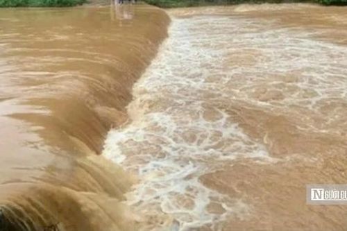 Hàng trăm người đội mưa tìm kiếm nạn nhân bị nước cuốn trôi