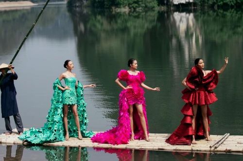 Độc đáo: H'Hen Niê, Ngọc Châu, Xuân Hạnh đi bè đến sàn catwalk