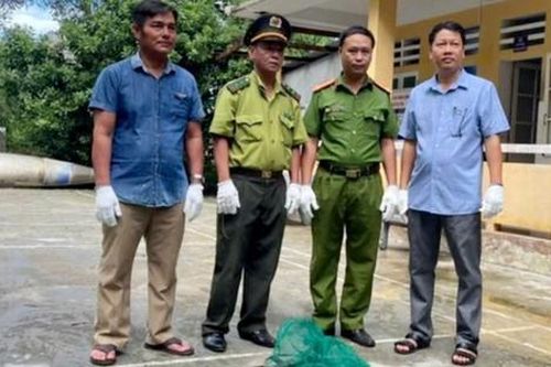 Bắt giữ con vật lạ dài 2 mét đang 'trộm' cá, hóa ra là loài quý hiếm