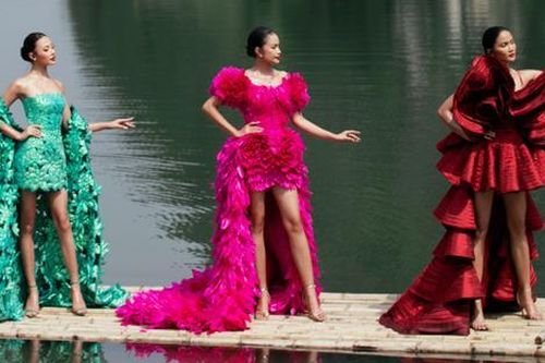 H'Hen Niê, Ngọc Châu, Xuân Hạnh đi bè trong show NTK Lê Thanh Hòa