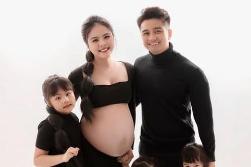 Vân Trang khoe ảnh cả gia đình, tiết lộ thông tin của con út sắp chào đời