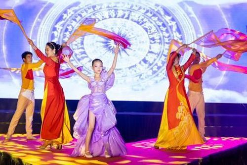 Dân mạng trầm trồ trước thần thái của mẫu nhí 9 tuổi với màn diễn first face chuyên nghiệp