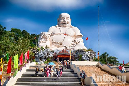 Núi Cấm 'ngày mây'