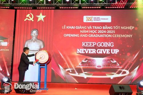 Trường đại học Công nghệ Miền Đông trao bằng tốt nghiệp cho gần 250 sinh viên