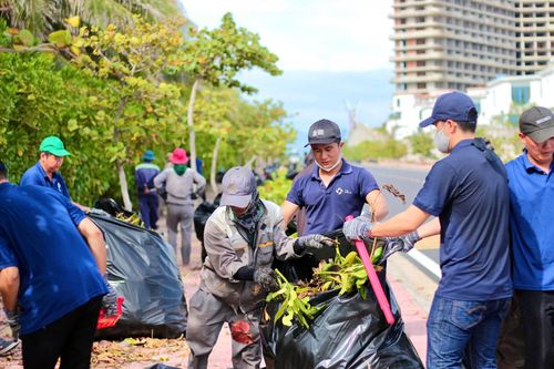 The Empyrean Cam Ranh Beach Resort tổ chức dọn rác hưởng ứng World Cleanup Day 2024