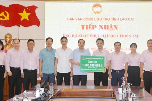 Công đoàn Ngân hàng Chính sách xã hội Việt Nam trao tặng 1 tỷ đồng cho tỉnh Lào Cai khắc phục hậu quả thiên tai