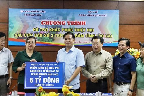 Thứ trưởng Bộ Y tế cùng đoàn công tác của Bệnh viện Bạch Mai thăm, làm việc và tặng quà ngành y tế Lào Cai