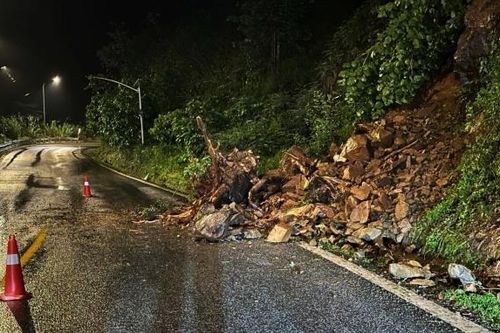 Sạt lở trên đèo Bảo Lộc khiến nhiều đất, đá tràn xuống đường