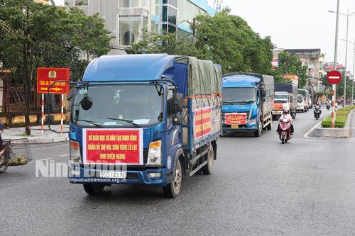 Sở Giáo dục và Đào tạo tặng sách vở, đồ dùng học tập cho học sinh vùng lũ các tỉnh miền núi phía Bắc