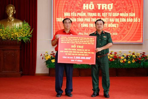 Quân khu 7 trao gần 2 tỷ đồng hỗ trợ Nhân dân Đất Tổ