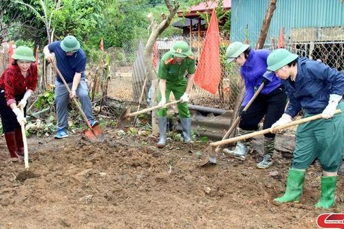 Thành phố huy động lực lượng giúp bản Phiêng Nghè vệ sinh sau mưa lũ
