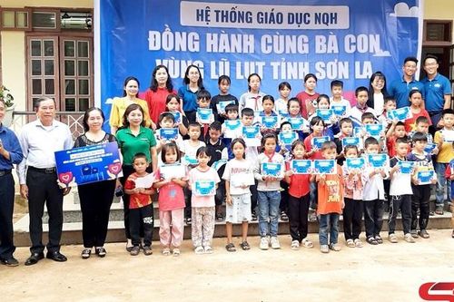 Thăm, tặng quà cho học sinh vùng lũ huyện Mộc Châu, Vân Hồ